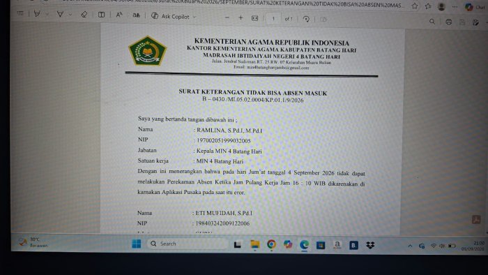 Staf TU Hendrik Membuat Surat Keterangan Kendala Absensi Pusaka