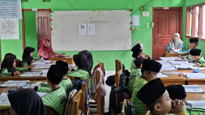 Hari Keempat, Kepala Madrasah MIN 4 Batang Hari Laksanakan Supervisi di Kelas III B Hari Keempat, Kepala Madrasah MIN 4 Batang Hari Laksanakan Supervisi di Kelas III B