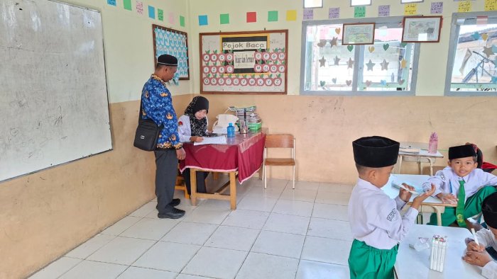 Guru Piket MIN 4 Batang Hari Laksanakan Tugas Piket Harian dengan Tertib