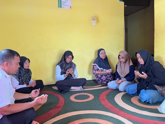 Keluarga Besar MIN 4 Batang Hari Takziah ke Rumah Duka Warga Sekitar Madrasah Keluarga Besar MIN 4 Batang Hari Takziah ke Rumah Duka Warga Sekitar Madrasah