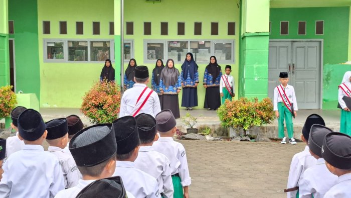 MIN 4 Batang Hari Gelar Upacara Bendera Hari Senin dengan Khidmat