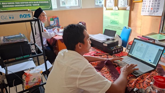 Staf TU MIN 4 Batang Hari, Muhamad Solihin, Tindak Lanjuti Rekapitulasi Presensi dan E-Kinerja ASN Staf TU MIN 4 Batang Hari, Muhamad Solihin, Tindak Lanjuti Rekapitulasi Presensi dan E-Kinerja ASN