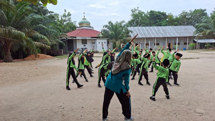 Sebelum Pelajaran PJOK Dimulai, Siswa Laksanakan Pemanasan Bersama