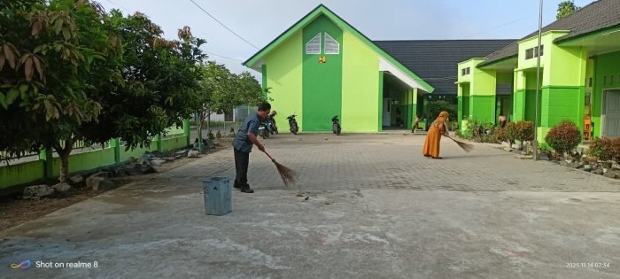 Staf TU MIN 4 Batang Hari Laksanakan Kegiatan Kebersihan dengan Menyapu Halaman Madrasah Staf TU MIN 4 Batang Hari Laksanakan Kegiatan Kebersihan dengan Menyapu Halaman Madrasah
