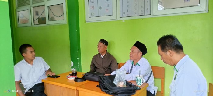 Guru dan Staf TU Berbincang Usai Istirahat Siswa Guru dan Staf TU Berbincang Usai Istirahat Siswa