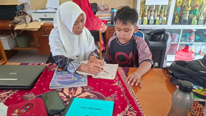 Ibu Pauriah, S.Pd.I. Uji Kemampuan Membaca Iqra Calon Peserta Didik Baru MIN 4 Batang Hari