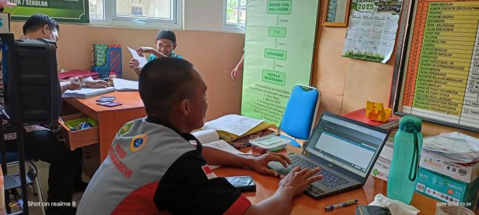 Solihin, S.Pd Berperan Aktif Dalam Pengelolaan Data EMIS MIN 4 Batang Hari