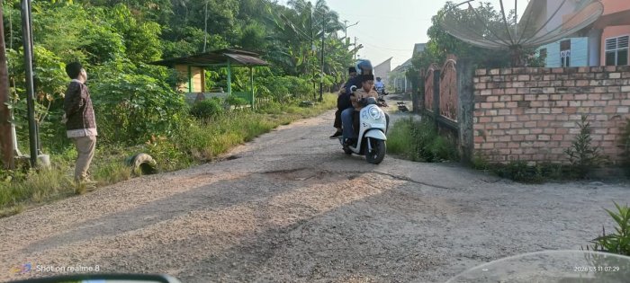 AAL Mengatur Kendaraan Pengantar dan Penjemput Siswa di MIN 4 Batang Hari AAL Mengatur Kendaraan Pengantar dan Penjemput Siswa di MIN 4 Batang Hari