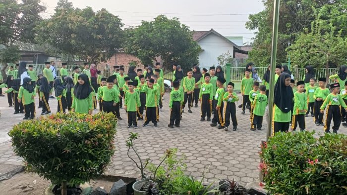 Semangat Kebersamaan, Keluarga Besar MIN 4 Batang Hari Gelar Senam Pagi di Halaman Madrasah Semangat Kebersamaan, Keluarga Besar MIN 4 Batang Hari Gelar Senam Pagi di Halaman Madrasah