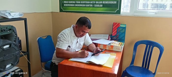 Abdullah Muaz, S.Pd. Isi Absen Manual Guru di MIN 4 Batang Hari