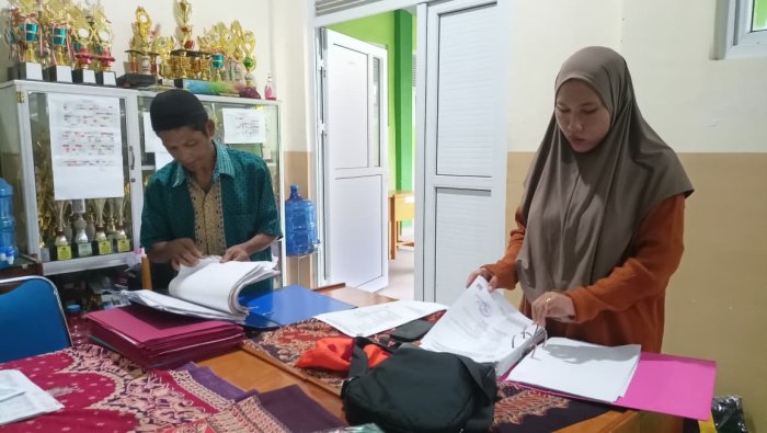 Staf TU MIN 4 Batang Hari Arsipkan Ijazah yang Telah Dilegalisir dengan Rapi
