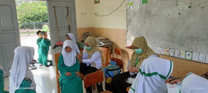 Petugas Puskesmas Muara Bulian Laksanakan Kegiatan Suntik BIAS di MIN 4 Batang Hari Petugas Puskesmas Muara Bulian Laksanakan Kegiatan Suntik BIAS di MIN 4 Batang Hari