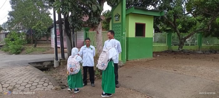 Staf TU Yusuf MZ dan Ramlan Sambut Kedatangan Siswa di MIN 4 Batang Hari Staf TU Yusuf MZ dan Ramlan Sambut Kedatangan Siswa di MIN 4 Batang Hari