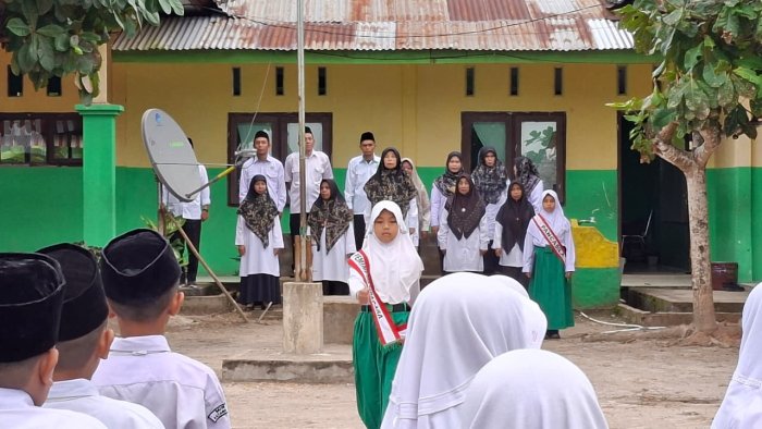 MIN 4 Batang Hari Laksanakan Upacara Bendera Hari Senin