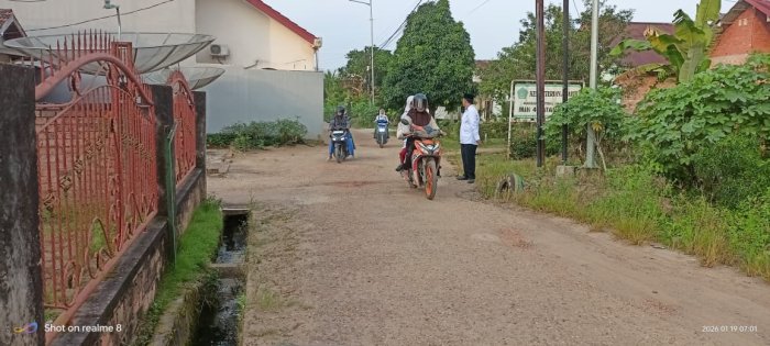 Petugas Keamanan Bapak Al Tertibkan Kendaraan Keluar Masuk Madrasah Petugas Keamanan Bapak Al Tertibkan Kendaraan Keluar Masuk Madrasah