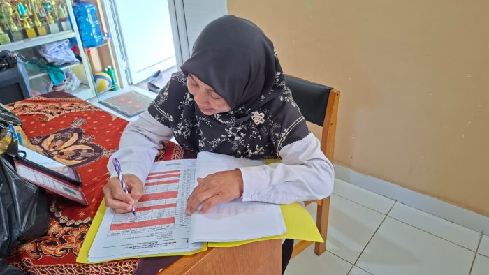 Guru MIN 4 Batang Hari Isi Absensi Manual Sebelum Kegiatan Belajar Mengajar Guru MIN 4 Batang Hari Isi Absensi Manual Sebelum Kegiatan Belajar Mengajar