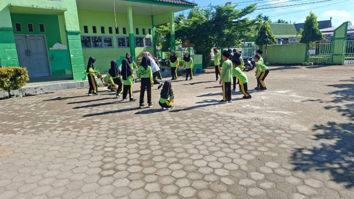 Semangat Belajar PJOK, Siswa Kelas I C MIN 4 Batang Hari Ikuti Pembelajaran di Halaman Madrasah