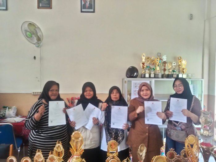 Serah Terima Sertipikat Halal Dilaksanakan di Madrasah