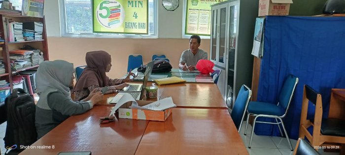 Bincang Santai Staf TU MIN 4 Batang Hari Saat Guru dan Siswa Libur Sekolah