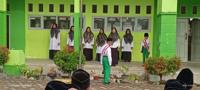 Upacara Bendera MIN 4 Batang Hari Berjalan Khidmat, Kartika Chandra, S.Pd. Jadi Pembina Upacara