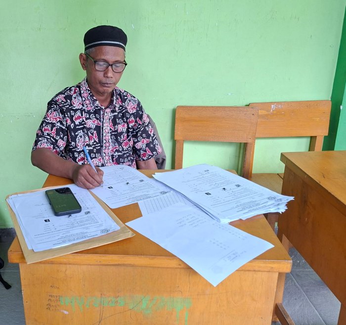Hipni, S.Pd.I. Koreksi Hasil Ujian Fiqih Siswa Kelas I Hipni, S.Pd.I. Koreksi Hasil Ujian Fiqih Siswa Kelas I
