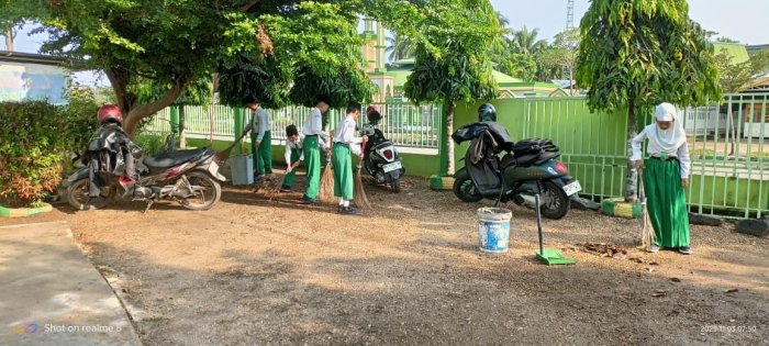Siswa MIN 4 Batang Hari Laksanakan Kegiatan Bersih-Bersih Halaman Sekolah Siswa MIN 4 Batang Hari Laksanakan Kegiatan Bersih-Bersih Halaman Sekolah
