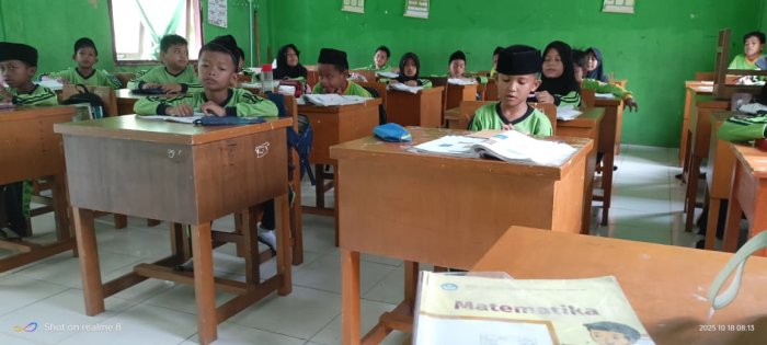 Siswa Kelas 3A MIN 4 Batang Hari Membaca Perkalian Sebelum Pelajaran Matematika Dimulai