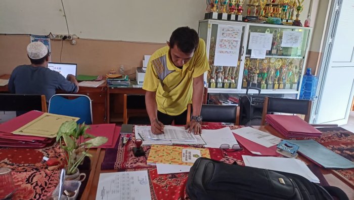 Staf TU MIN 4 Batang Hari Teliti Kelengkapan Berkas Calon Siswa Baru