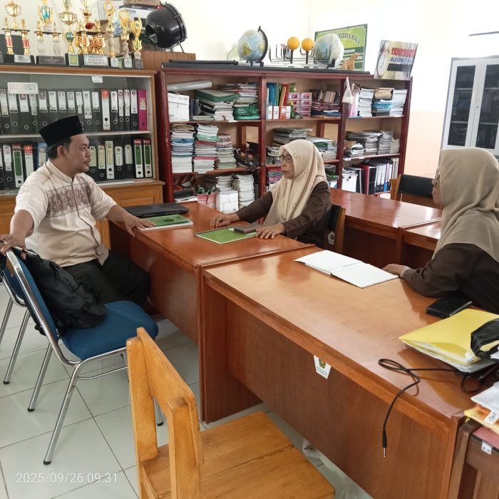 Pengawas Madrasah Kunjungi MIN 4 Batang Hari