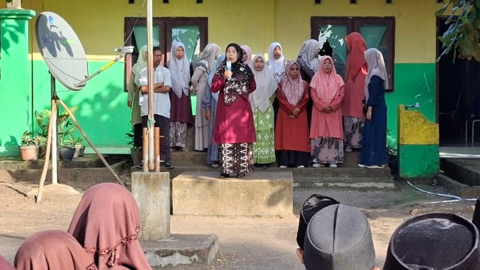 Pembagian Rapor dan Pengumuman Juara Kelas di Halaman Madrasah Berlangsung Khidmat Pembagian Rapor dan Pengumuman Juara Kelas di Halaman Madrasah Berlangsung Khidmat