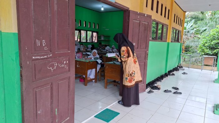 Guru Piket Catat Siswa Tidak Hadir di Setiap Lokal Kelas Guru Piket Catat Siswa Tidak Hadir di Setiap Lokal Kelas