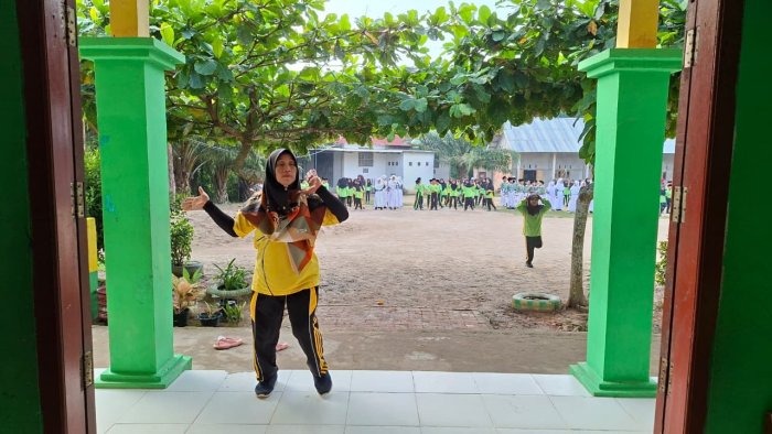 Senam Pagi Rutin Hari Kamis di MIN 4 Batang Hari, Wujudkan Siswa Sehat dan Ceria Senam Pagi Rutin Hari Kamis di MIN 4 Batang Hari, Wujudkan Siswa Sehat dan Ceria