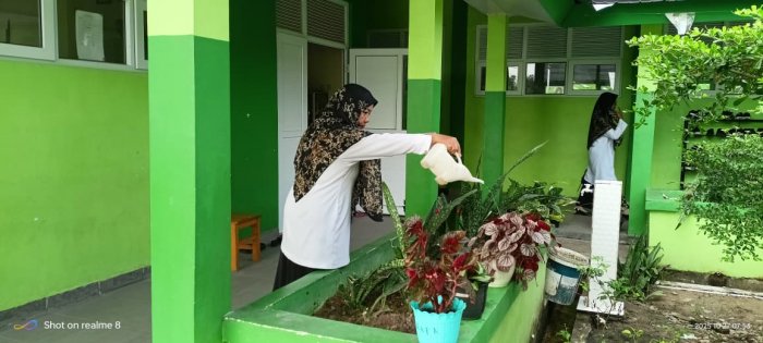 Tanamkan Cinta Lingkungan, Guru MIN 4 Batang Hari Siram Bunga di Taman Madrasah
