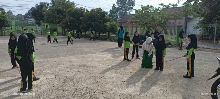 Suasana Gembira Warnai Pelajaran PJOK di Luar Kelas MIN 4 Batang Hari
