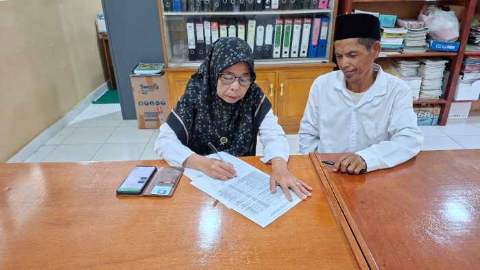 Kepala Madrasah Tandatangani LCKH Staf TU dengan Penuh Tanggung Jawab