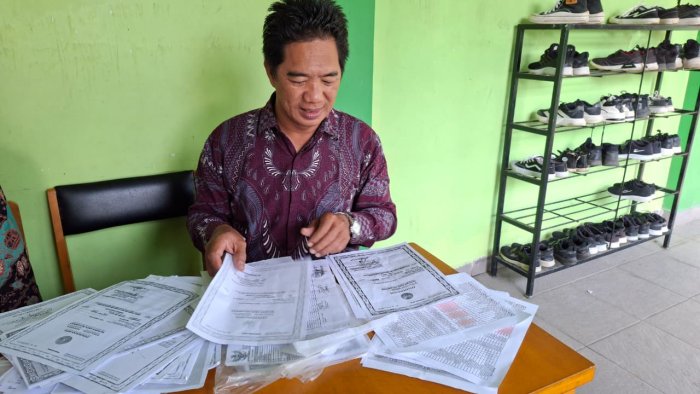 Staf TU Yusf Mafaza Cek Data Siswa untuk Persiapan TKA