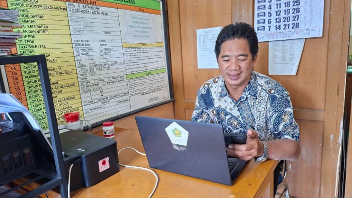 Staf TU Tetap Menjalankan Tugas Seperti Biasa Meski Siswa Sedang Libur Staf TU Tetap Menjalankan Tugas Seperti Biasa Meski Siswa Sedang Libur