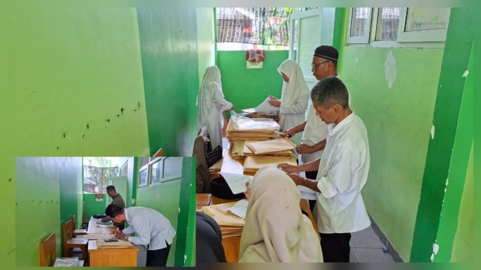 Guru dan Staf Tata Usaha MIN 4 Batang Hari Menyusun Soal Ujian Semester Genap Guru dan Staf Tata Usaha MIN 4 Batang Hari Menyusun Soal Ujian Semester Genap