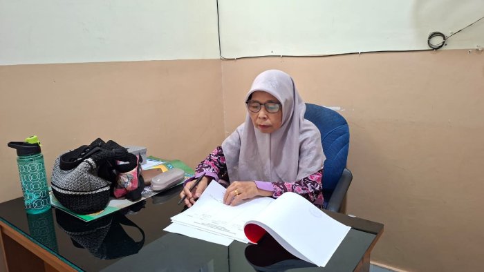 Kepala Madrasah MIN 4 Batang Hari Mengecek Buku Pembinaan Guru dan Pegawai Kepala Madrasah MIN 4 Batang Hari Mengecek Buku Pembinaan Guru dan Pegawai