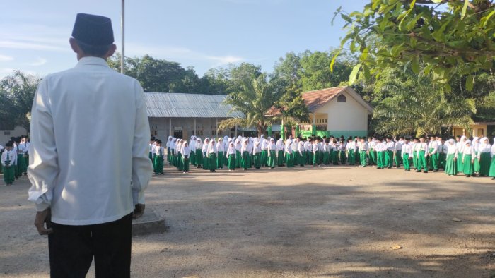MIN 4 Batang Hari Gelar Upacara Bendera Senin dengan Khidmat