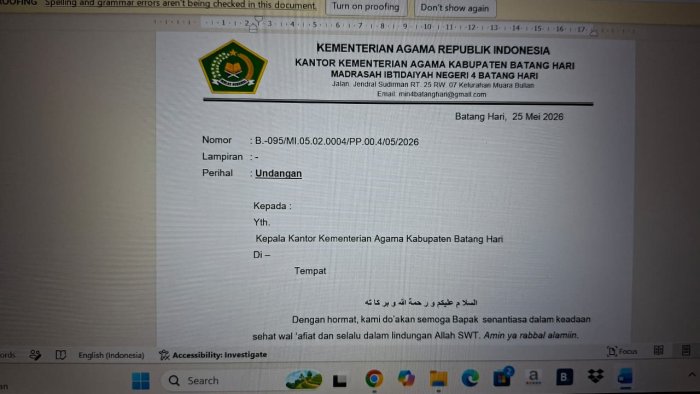 Staf TU MIN 4 Batang Hari Siapkan Surat Undangan Perpisahan Siswa Kelas VI