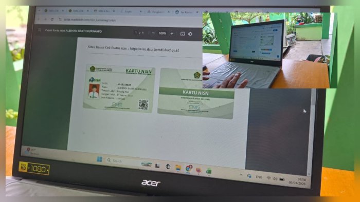 Staf TU Solihin Membuat Kartu NISN Siswa Kelas VI MIN 4 Batang Hari