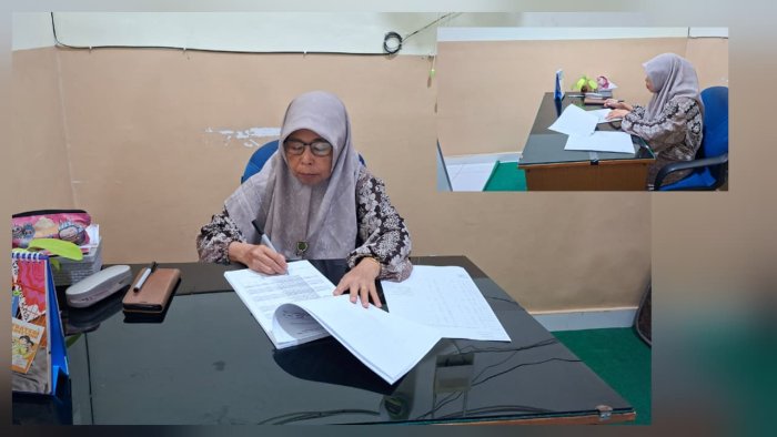 Kepala Madrasah Tandatangani LCKH dan Absensi Guru serta Staf TU