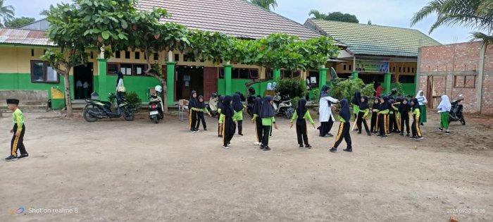 Siswa MIN 4 Batang Hari Antusias Bermain di Pelajaran PJOK