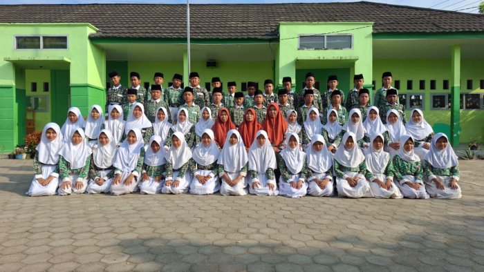 Sesi Foto Bersama Siswa Kelas VI MIN 4 Batang Hari Berlangsung Penuh Kebersamaan