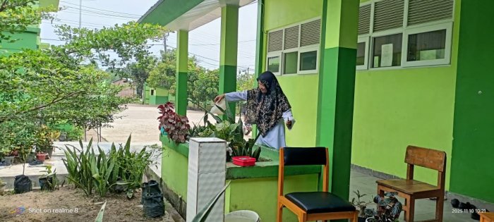 Guru MIN 4 Batang Hari, Elia, S.Pd., Siram Tanaman Hias di Lingkungan Madrasah Guru MIN 4 Batang Hari, Elia, S.Pd., Siram Tanaman Hias di Lingkungan Madrasah