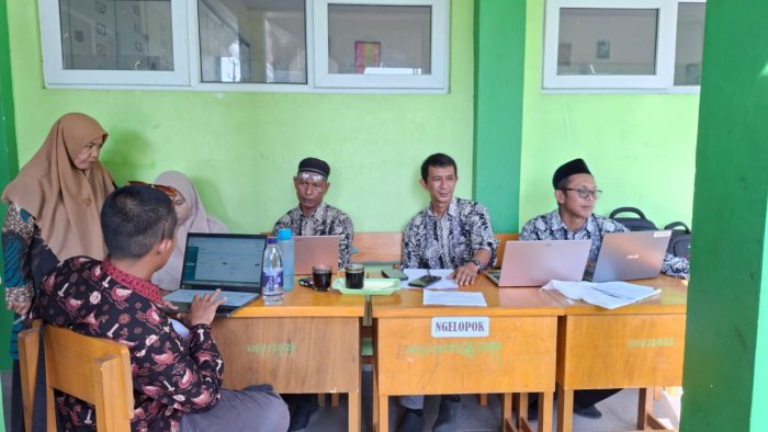 Guru dan Staf TU MIN 4 Batang Hari Bahas Pengelolaan Aplikasi EMIS GTK