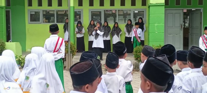 Upacara Bendera Senin di MIN 4 Batang Hari Berlangsung Khidmat, Eti Mufidah, S.Pd.I Bertindak Sebagai Pembina Upacara Bendera Senin di MIN 4 Batang Hari Berlangsung Khidmat, Eti Mufidah, S.Pd.I Bertindak Sebagai Pembina