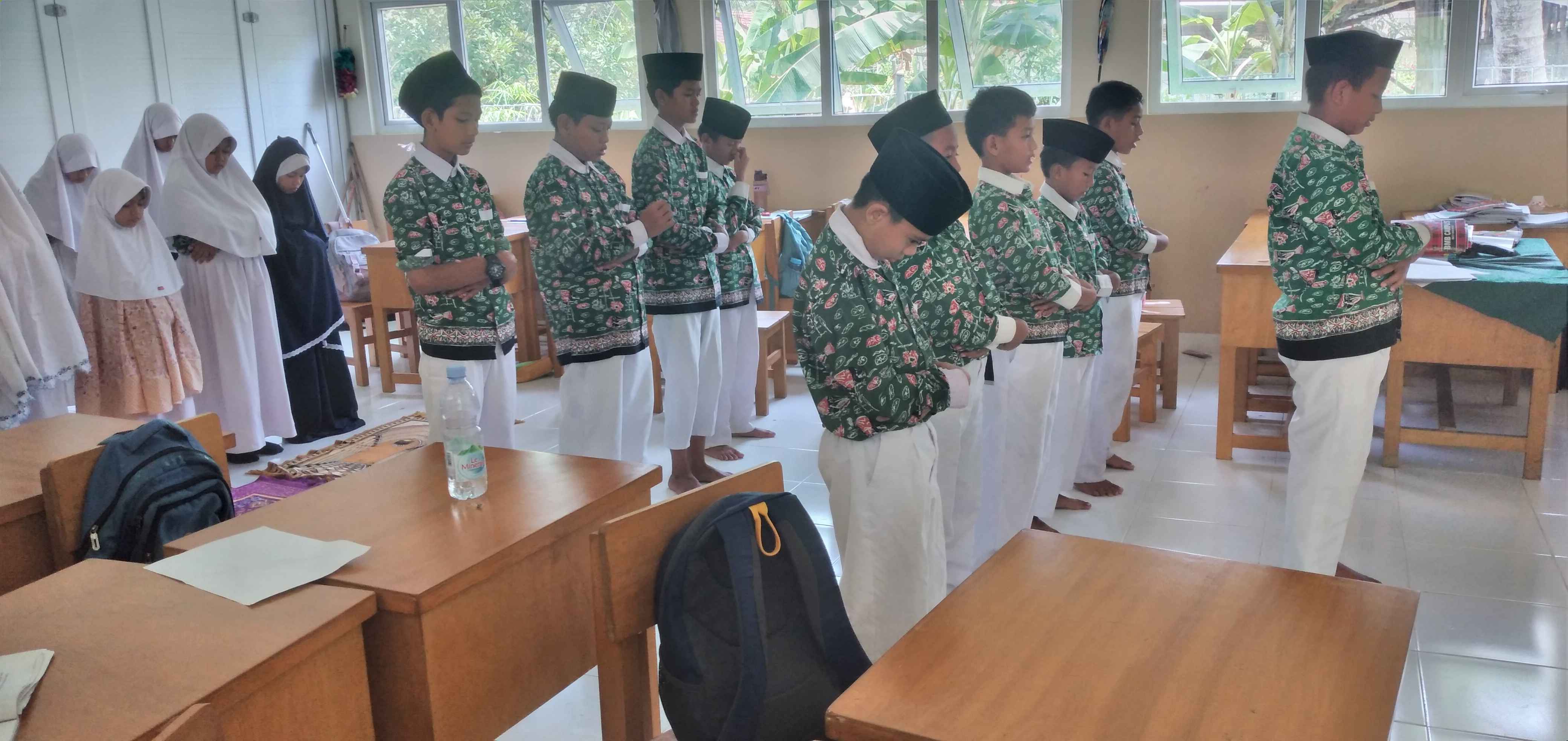 Dahlan Iskan Pimpin Shalat Berjamaah: Latihan Ibadah Siswa Kelas VI MIN 4 Batang Hari Dahlan Iskan Pimpin Shalat Berjamaah: Latihan Ibadah Siswa Kelas VI MIN 4 Batang Hari