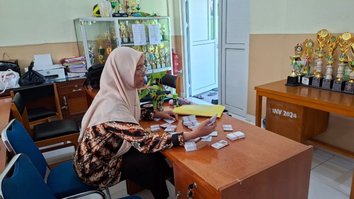 Guru MIN 4 Batang Hari Mengecek Kartu Tanda Anggota Gerakan Pramuka Siswa Guru MIN 4 Batang Hari Mengecek Kartu Tanda Anggota Gerakan Pramuka Siswa